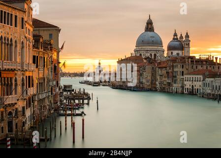 Blick von der Accademia-Brücke zur Basilika Santa Maria della Salute, Canal Grande, Venedig, Italien Stockfoto