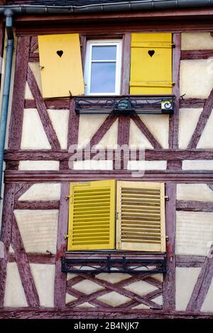 Colmar ist eine Stadt im Elsaß in Frankreich. Die Altstadt ist geprägt von Kopfsteinpflaster und Fachwerkhäusern aus dem Mittelalter und der Renaissance. Stockfoto