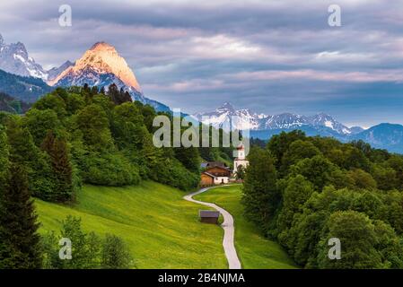 Wamberg mit Kirche und Blick auf das Wettersteingebirge, Bayern, Deutschland Stockfoto