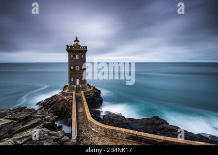 Leuchtturm Phare de Kermorvan in der Nähe von Le Conquet, Bretagne, Frankreich Stockfoto