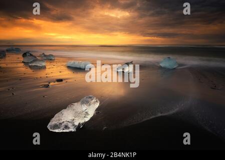 Diamond Beach, Jokulsarlon Glacier Lagoon, Island, Eisstücke, die an der Küste während der Mitternachtssonne gewaschen wurden Stockfoto