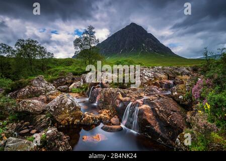Glencoe Valley, Schottland, Etive-Mor-Wasserfall und Mount Buachaille Etive Stockfoto
