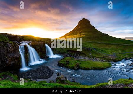 Mitternachtssonne, Kirkjufellsfoss Wasserfall, Island Stockfoto