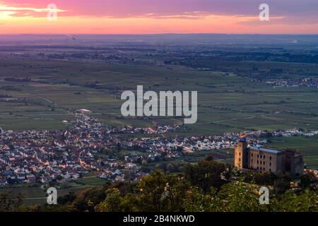 Neustadt an der Weinstraße, Hambacher Schloss (Schloss Hambach), Dorf Diedesfeld, Rheintal an der Deutschen Weinstraße (Deutsche Weinstraße), Rheinland-Pfalz, Deutschland Stockfoto