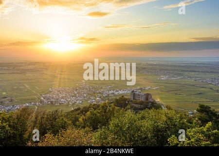 Neustadt an der Weinstraße, Hambacher Schloss (Schloss Hambach), Dorf Diedesfeld, Rheintal an der Deutschen Weinstraße (Deutsche Weinstraße), Rheinland-Pfalz, Deutschland Stockfoto