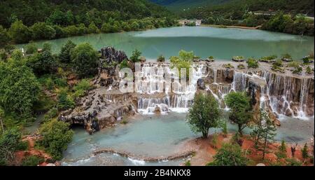 Luftaufnahme der smaragdfarbenen Wasserfälle im Blue Moon Valley am Fuße des Jade Dragon Snow Mnt (Yulong Xue Shan) in Lijiang, Provinz Yunnan, China Stockfoto