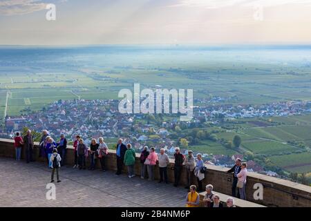 Neustadt an der Weinstraße, Besucher auf der Terrasse des Hambacher Schlosses (Schloss Hambach), Blick auf das Dorf Diedesfeld, Weinberg an der Deutschen Weinstraße (Deutsche Weinstraße), Rheinland-Pfalz, Deutschland Stockfoto