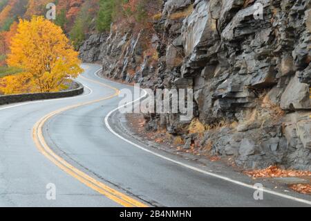 Hawk's Nest, Port Jervis, New York, kurvenreiche Straße und malerische Aussichtspunkte im Delaware River Valley, USA Stockfoto