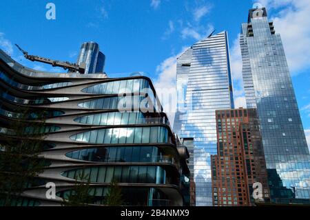 Der neo Futuristische Wolkenkratzer aus 30 Hudson Yards, der von Architekt Kohn Pedersen Fox entworfen wurde, verfügt über die höchste offene Aussichtsplattform in NYC Stockfoto