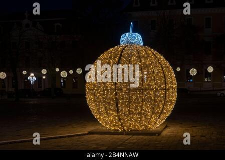 Deutschland, Sachsen-Anhalt, Magdeburg, auf dem Domplatz ist ein beleuchteter Weihnachtsball, eine Lichtskulptur, die Lichtwelt von Magdeburg Stockfoto