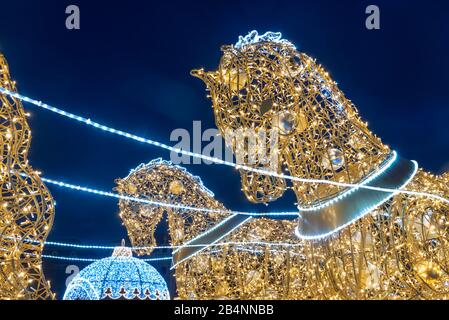 Deutschland, Sachsen-Anhalt, Magdeburg, beleuchtete Pferde auf dem Domplatz, sie gehören zur Magnetburger Lichterwelt, auf der weihnachtlichen Li Stockfoto