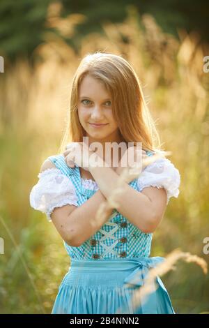 Junges Mädchen in Dirndl Stockfoto