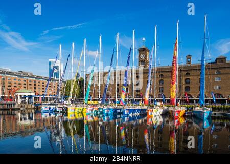 England, London, Wapping, St. Katharine Docks Marina, bunte Scherer Warten auf den Start der Bi-Annual Clipper Segelregatta rund um die Welt Stockfoto