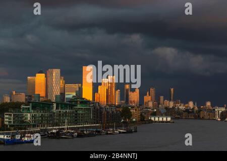 England, London, Docklands, am späten Abend Licht auf Canary Wharf Skyline und die Themse. Stockfoto