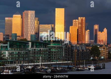 England, London, Docklands, am späten Abend Licht auf Canary Wharf Skyline und die Themse. Stockfoto