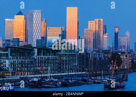 England, London, Docklands, am späten Abend Licht auf Canary Wharf Skyline und die Themse. Stockfoto