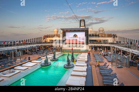 MSC Bellisima Cruiser Ship, 15. Deck. Pool Stockfoto