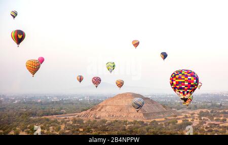 Heißluftballons über der Sonnenpyramide in Teotihuacan, Mexiko Stockfoto