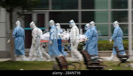 Peking, Chinas Provinz Hubei. März 2020. Medizinische Fachkräfte transportieren einen COVID-19-Patienten in den CT-Raum in einem Krankenhaus, das dem Tongji-Krankenhaus in Wuhan, der Hauptstadt der zentralchinesischen Provinz Hubei, am 6. März 2020 angeschlossen ist. Die medizinischen Mitarbeiter laufen gegen die Zeit an vorderster Front gegen die neuartige Coronavirus-Epidemie in Wuhan. Credit: Fei Maohua/Xinhua/Alamy Live News Stockfoto