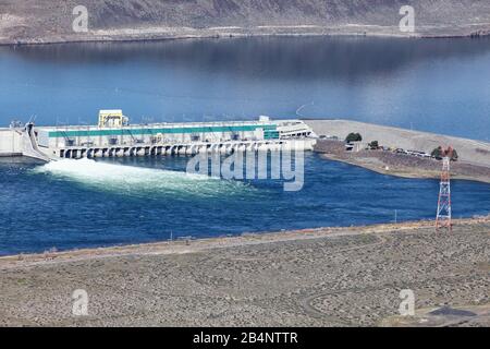 Das Spillway- und Turbinenhaus am Wasserkraftdamm Von Priest Rapids am Columbia River in der Nähe von Wenatchee Washington, USA. Stockfoto