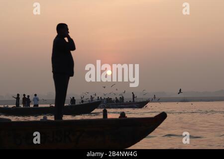 Ein Mann steht auf dem Boot am Ganga River Stockfoto