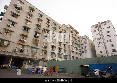 Ho-Chi-Minh-Stadt (Saigon), Vietnam - 14. Februar 2011: Vietnamesin lehnt sich an einen Plastikbalkentisch unterhalb einer Mietsstätte in einer armen Nachbarschaft an Stockfoto