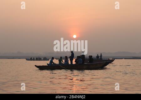 Touristen genießen den Sonnenaufgang über Ganga River Stockfoto