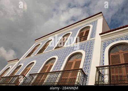 Sao Luis do Maranhao, Maranhao, Brasilien - 18. Mai 2016: Historisches Gebäude mit blauen portugiesischen Fliesen in der Altstadt von Sao Luis do Maranhao Stockfoto