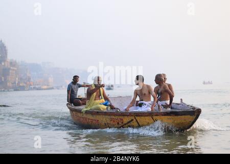 Hindu-Priester fahren am Ganga River mit dem Boot Stockfoto