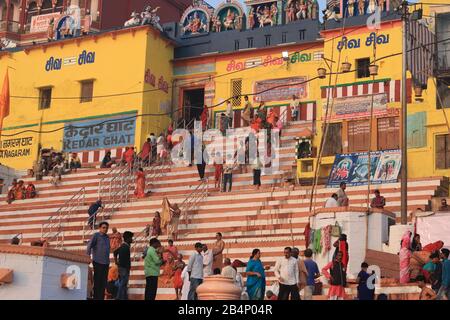 Pilger in Kedar Ghat, Varanasi Stockfoto