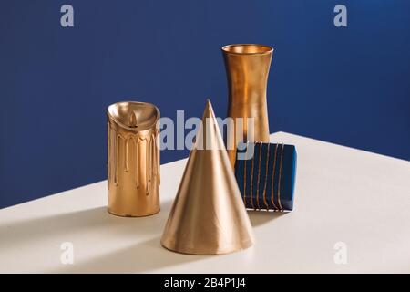 Geschlossen bis X-mas Geschenke mit blauen Boxen und Gold präsentiert auf weißen und blauen Hintergrund Stockfoto