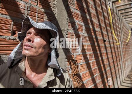 Penedo, Alagoas, Brasilien - Penedo, Alagoas, Brasilien - 4. Juli 2016: Mason bei der Arbeit in einem Hausbau in einer kleinen Stadt im Nordosten Brasiliens Stockfoto