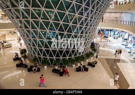 Die Innenseite des CDF Mall die weltweit größte Duty Free Shopping Center auf der chinesischen Insel Hainan im Südchinesischen Meer. Stockfoto