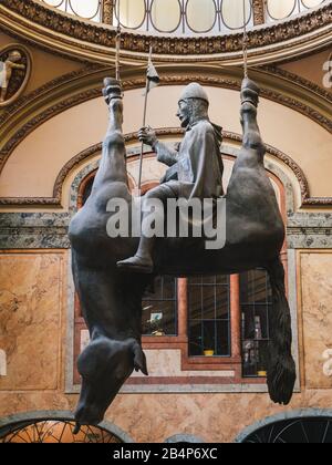 Prag, Tschechien - 10. Juni 2019: König Wenzels-Reiten auf einer Toten-Pferd-Statue in Lucerna Passage von David Cerny im Jahr 1999. Ein Ironisches und Spötendes T Stockfoto