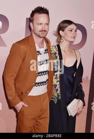 Hollywood, CA - 05. MÄRZ: Aaron Paul und Lauren Parsekian besuchen die Premiere von HBO's "Westworld" Staffel 3 im TCL Chinese Theatre am 05. März 2020 in Hollywood, Kalifornien. Stockfoto