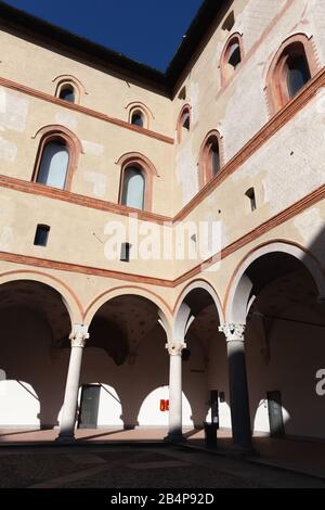 Mailand, Italien - 19. Januar 2018: Innenhof der Burg Sforza. Es wurde im 15. Jahrhundert erbaut Stockfoto