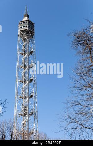 Mailand, Italien - 19. Januar 2018: Torre Branca oder Branca Tower unter blauem Himmel. Dies ist ein eiserner Panoramaturm in Parco Sempione, der Hauptstadt Stockfoto