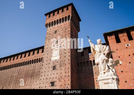 Mailand, Italien - 19. Januar 2018: Statue des heiligen Johannes von Nepomuk im Innenhof des Schlosses Sforza in Mailand Stockfoto