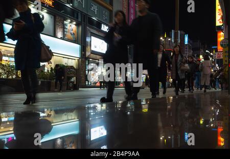 Busan, Südkorea - 23. März 2018: Straßenblick in der Nacht mit Werbebeleuchtung, die Menschen gehen die Straße im Einkaufsviertel in der Innenstadt Stockfoto