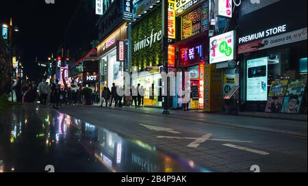 Busan, Südkorea - 23. März 2018: Nachtstraße mit heller Werbebeleuchtung, die Menschen gehen die Straße im Einkaufsviertel der Innenstadt Stockfoto