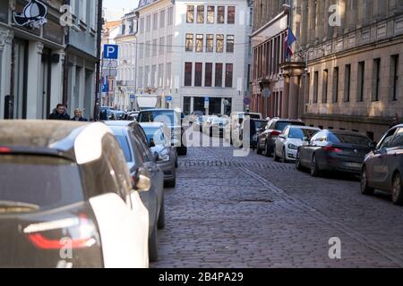 06-03-2020 Riga, Lettland Parkplatz für Autos in der Nähe des Gehwegs für Fußgänger, die Autos stehen in Reihe auf dem Parkplatz in der Altstadt Stockfoto