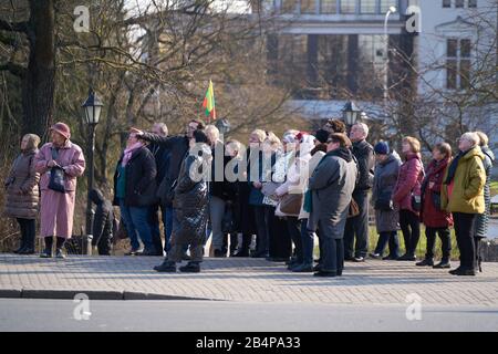 06-03-2020 Riga, Lettland Gruppe älterer Touristen auf einer Besichtigungstour in Lettland. Stockfoto