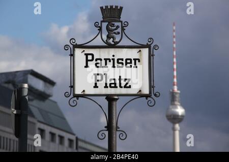 Straßenschild Pariser Platz in Berlin, Deutschland. Stockfoto