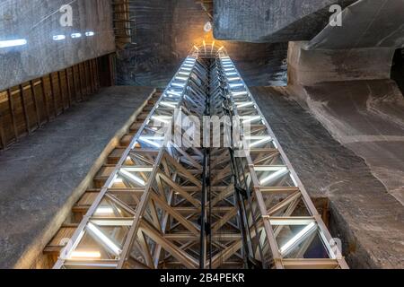 Salina TURDA, RUMÄNIEN - DEC 22, 2019: Rudolf Mine Panoramaaufzug, der Touristen einen Überblick über das gesamte Bergwerk in Rumänien bietet. Salina Turda illus Stockfoto