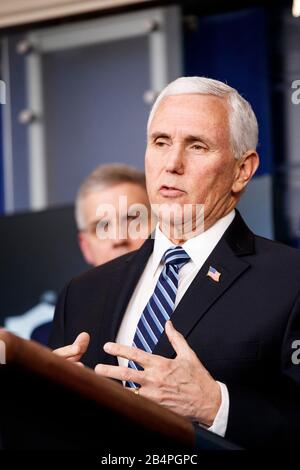 Washington, DC, USA. März 2020. US-Vizepräsident Mike Pence nimmt am 6. März 2020 an einer Pressekonferenz im Weißen Haus in Washington, DC, den Vereinigten Staaten, teilzunehmen. Mike Pence sagte am Freitag, dass 21 Personen auf dem Kreuzfahrtschiff Grand Princess positiv auf COVID-19 getestet haben, darunter 19 Besatzungsmitglieder und zwei Passagiere. Credit: Ting Shen/Xinhua/Alamy Live News Stockfoto