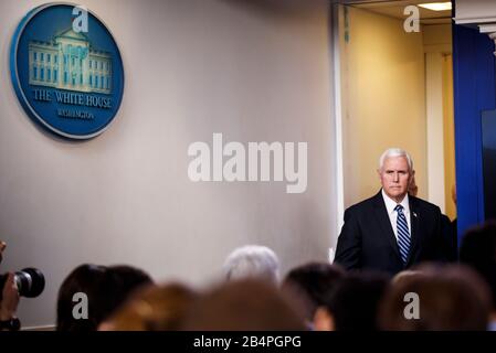 Washington, DC, USA. März 2020. US-Vizepräsident Mike Pence nimmt am 6. März 2020 an einer Pressekonferenz im Weißen Haus in Washington, DC, den Vereinigten Staaten, teilzunehmen. Mike Pence sagte am Freitag, dass 21 Personen auf dem Kreuzfahrtschiff Grand Princess positiv auf COVID-19 getestet haben, darunter 19 Besatzungsmitglieder und zwei Passagiere. Credit: Ting Shen/Xinhua/Alamy Live News Stockfoto