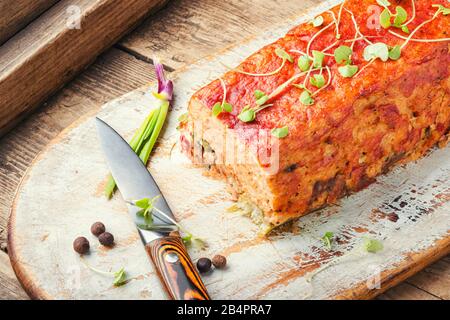 Hühnerfleisch Terrine oder Meatloaf auf altem Holzhintergrund Stockfoto