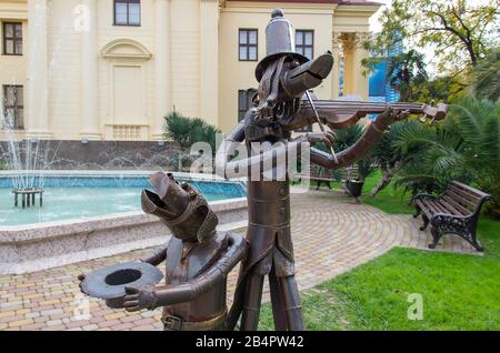 Russland, Sotschi, Oktober 2019: Eisenskulptur im Park des Kunstmuseums installiert. Stockfoto