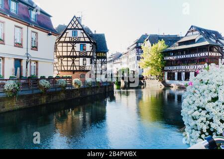 Traditionelle Häuser an schönen Kanälen in der mittelalterlichen Märchenstadt La Petite France in Straßburg, UNESCO-Weltkulturerbe, Elsaß, Frankreich. Stockfoto