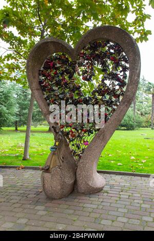 Russland, Sotschi, Oktober 2019: Skulptur des liebenden Pfaus, der im Park des Kunstmuseums installiert ist. Stockfoto